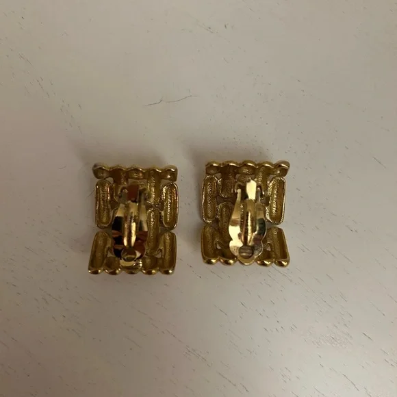 GIVENCHY VINTAGE PARIS NEW YORK LARGE GOLD PLATE CLIP ON EARRINGS - Picture 8 of 12